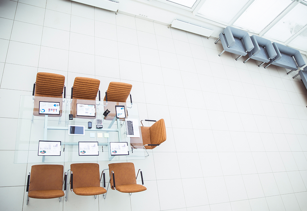 千庫網(wǎng)_頂視圖 - 現(xiàn)代會議室中舉行商務(wù)會議的場所。_攝影圖編號18063397